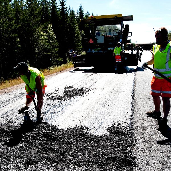 Vägarbetare i svenskt solgass – på flera svenska vägar kan trafiken komma att flyta riktigt trögt i sommar på grund av arbeten.