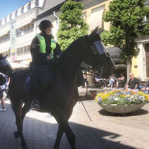 Polis till häst på Storgatan inför torgmötet.