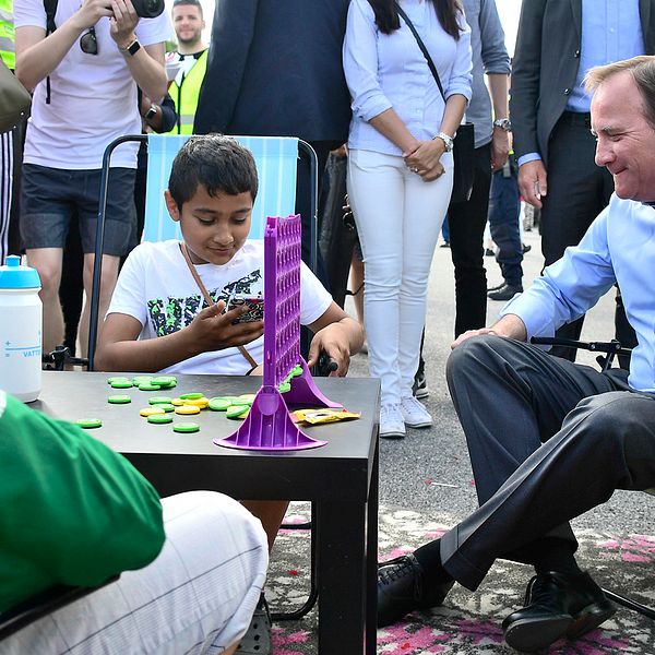 Statsminister Stefan Löfven umgås med spel inför sitt tal på Spånga IP under politikerveckan i Järva 2017.