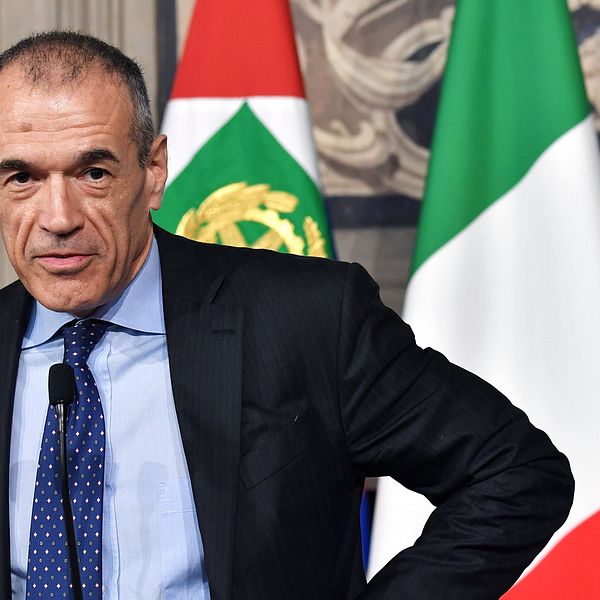 Den tidigare IMF-chefen Carlo Cottarelli i uppdrag att bilda en tillfällig regering i Italien.