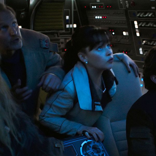 Skådespelarna Joonas Suotamo, Woody Harrelson, Emilia Clarke och Alden Ehrenreich i den senaste Star Wars-filmen.