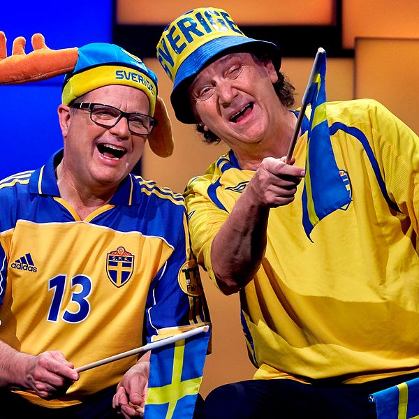 Två män iklädda svenska fotbollslandslagströjor.