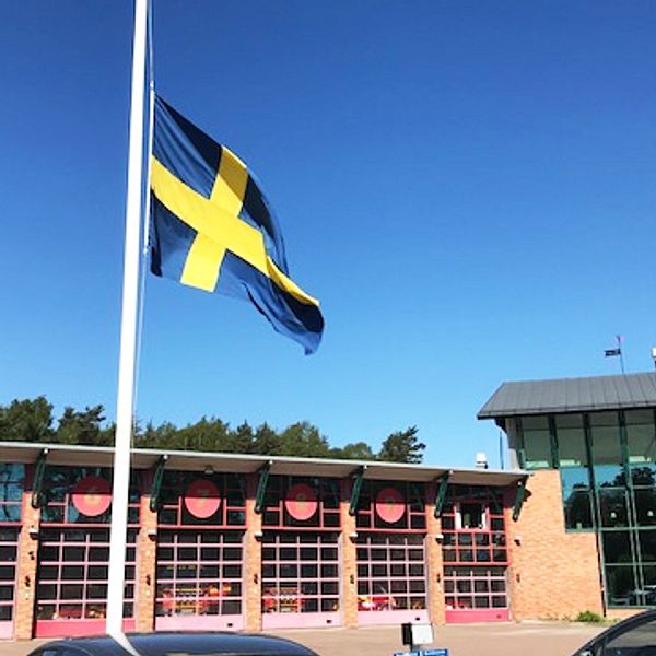 Idag vajar flaggan halv stång vid brandstationen i Karlstad