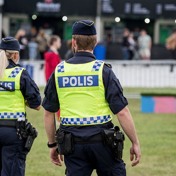 Två poliser bakifrån.