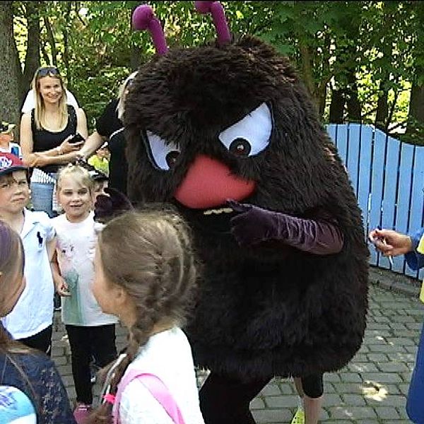 Karaktären Stinky träffar barnen på Muminparken i finska Nådendal