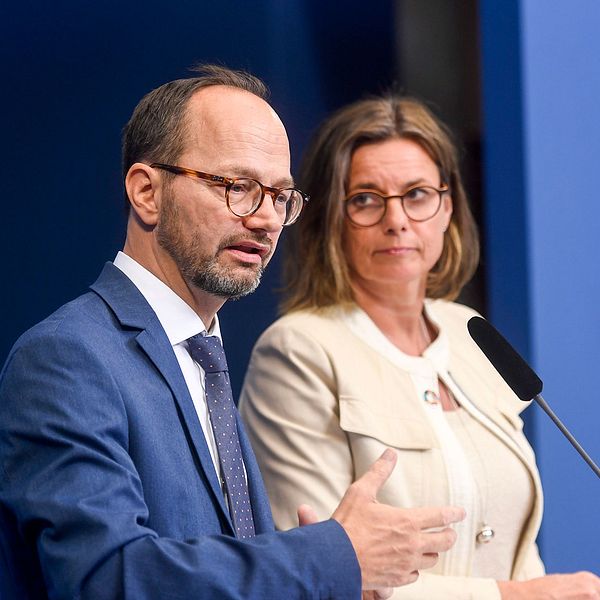 Infrastrukturminister Tomas Eneroth (S) och klimat- och vice statsminister Isabella Lövin (MP) presenterar regeringens nationella plan för infrastrukturen.