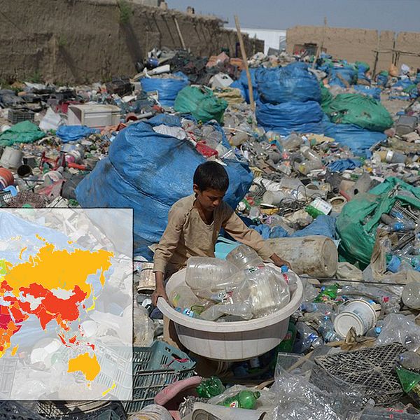 En barnarbetare i Afghanistan sorterar plast. En karta över situationen för arbetare i världens länder.