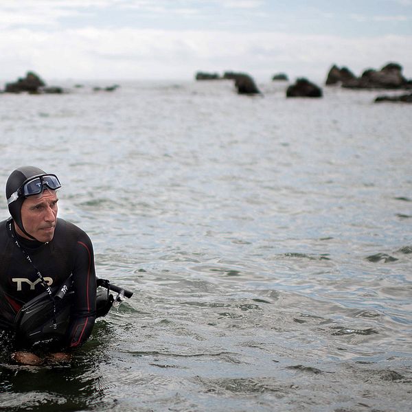 Ben Lecomte gör sig redo att simma iväg på stranden i Chōshi på Japans östkust. Simturen över Stilla havet beräknas ta sex månader.