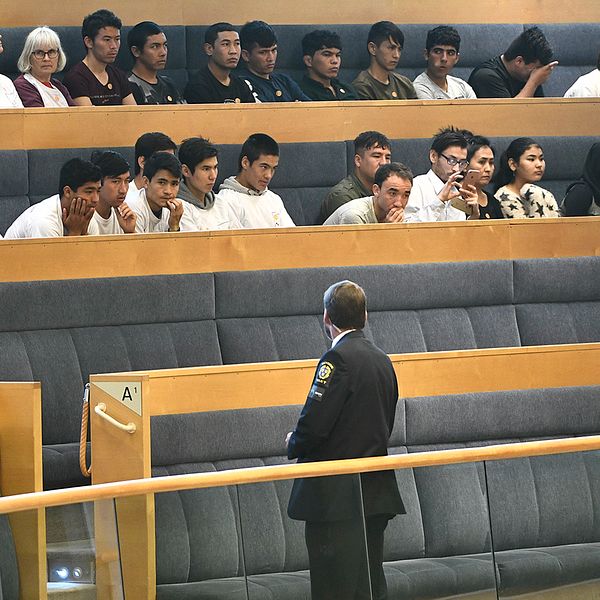 Unga afghanska nyanlända på åhörarläktaren i riksdagshuset under debatt om situationen för ensamkommande flyktingbarn, under hösten 2017