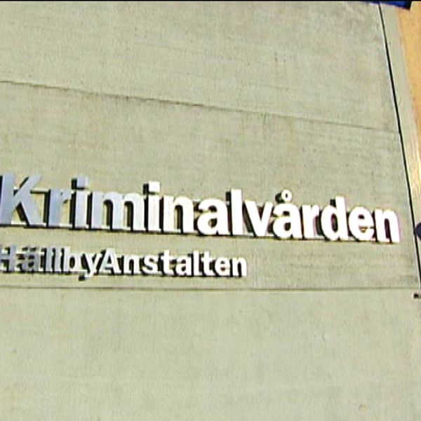 bild av Hällbyanstalltens fasad med texten Kriminalvården och en övervakningskamera