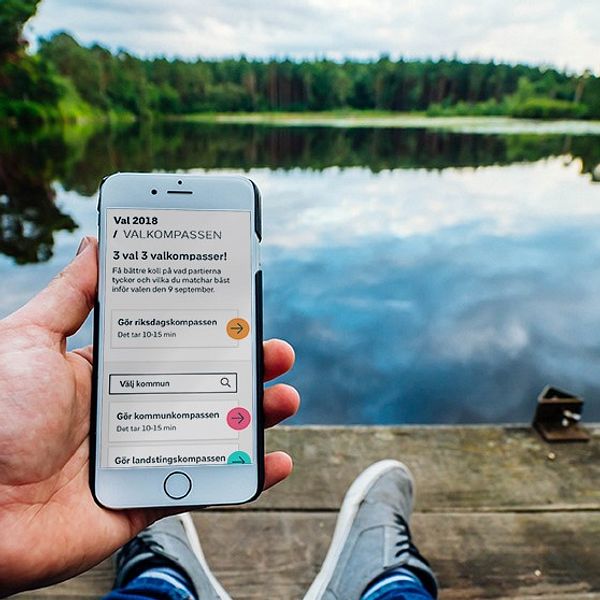 bild på mobil som använder SVT:s valkompass.