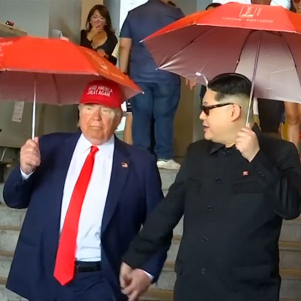 Två imitatörer har klätt ut sig till Donald Trump och Kim Jong-Un