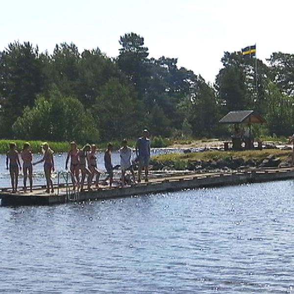 Badbrygga med folk på Skutberget i Karlstad