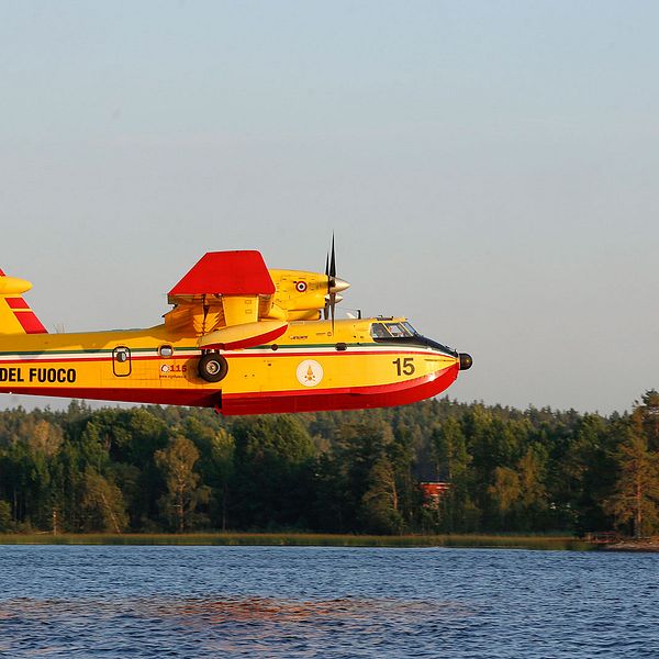 Ett italienskt brandflygplan deltar i släckningsarbetet i Västmanland 2014.