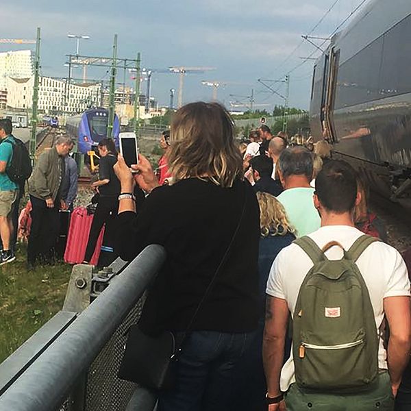 Människor går ut ur tåg vid Hyllie i Malmö, Sverige.