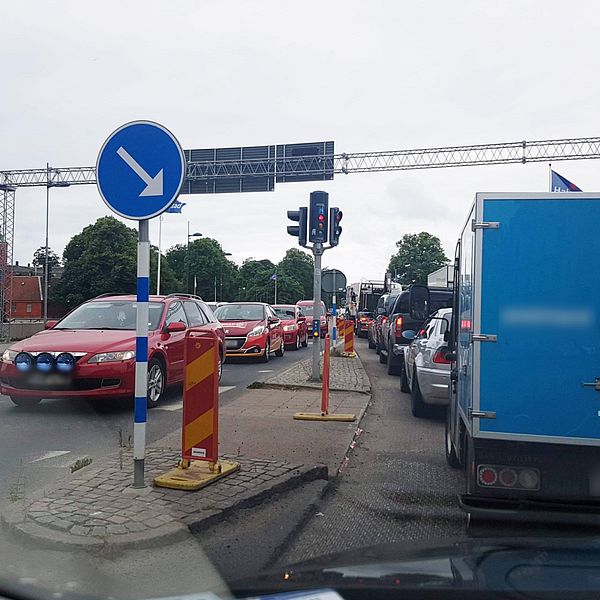 Långa köer över Slottsbron i Halmstad.