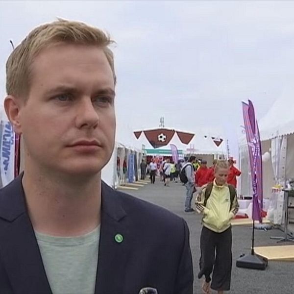 Miljöpartiets språkrör Gustav Fridolin håller tal på onsdagskvällen på Järvaveckan.