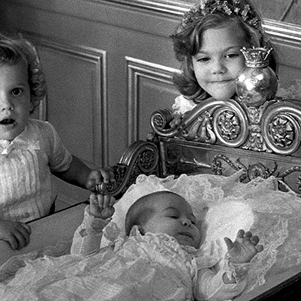 Prinsessan Madeleine föddes 1982. Här i sin dopklänning tillsammans med prins Carl Philip och kronprinsessan Victoria.