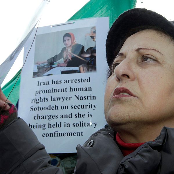 Nobelpristagaren Shirin Ebadi protesterar år 2010 för människorättsadvokaten Nasrin Sotoudehs frisläppande.
