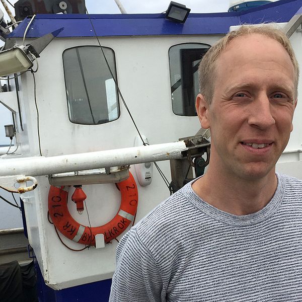 Fiskaren Mikael Johnsson i Böda hamn hoppas få bättre avsättning för den strömming han tar upp ur Östersjön.
