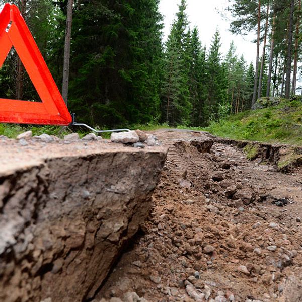 Bortspolad väg vid Pauliström i Småland.