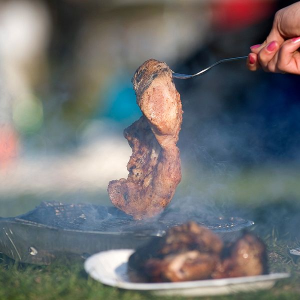 Engångsgrill och stor köttbit
