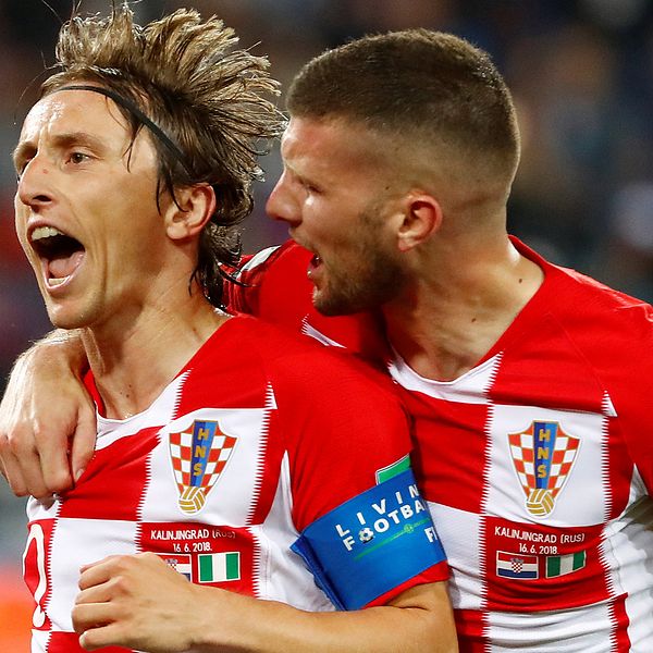 Målskytten Luka Modric jublar efter 2–0.