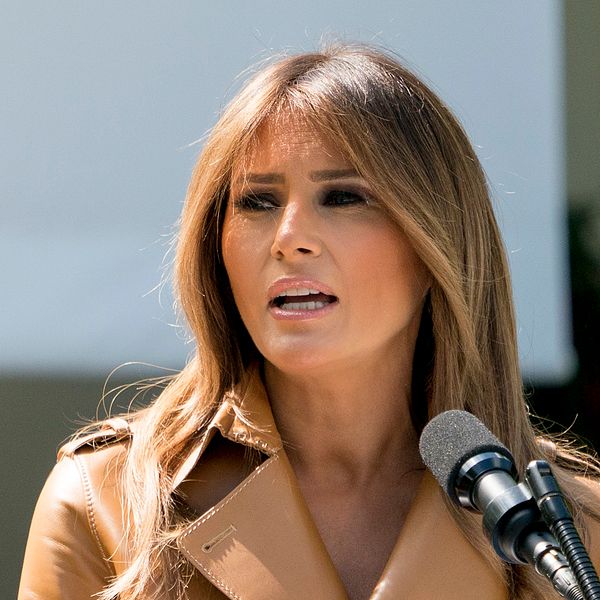 Melania Trump med en mikrofon