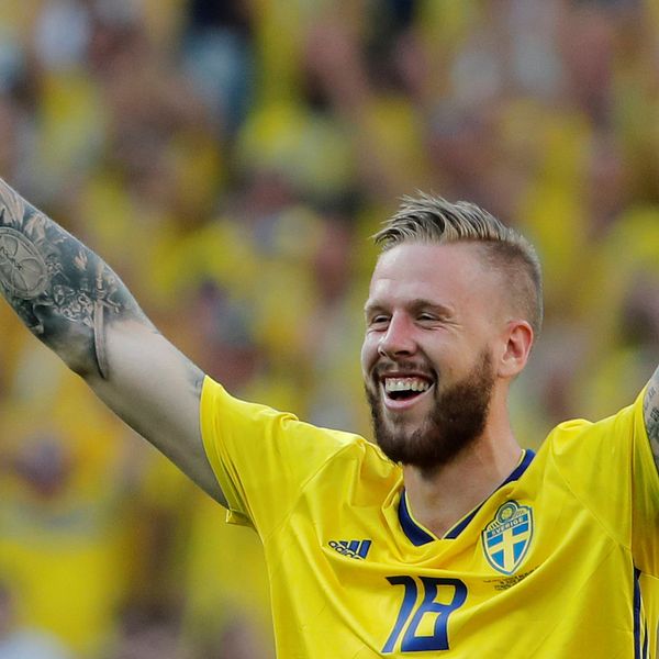 Vikarien Pontus Jansson jublar efter svensk premiärseger.