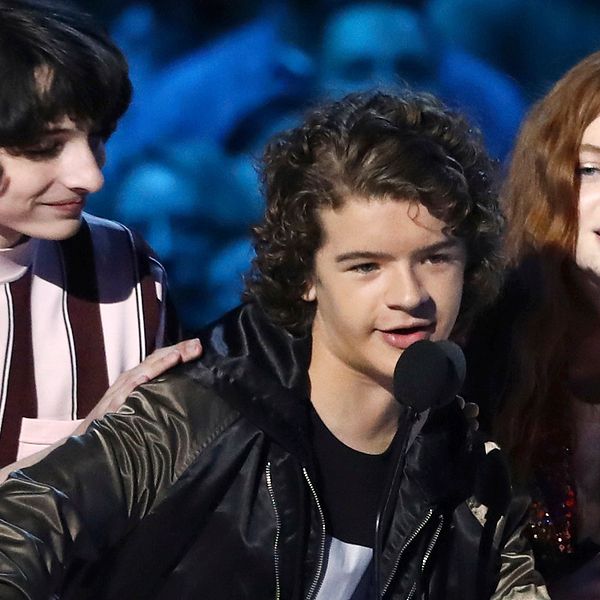 Finn Wolfhard, Gaten Matarazzo och Sadie Sink tog emot priset för bästa tv-serie på MTV-galan.