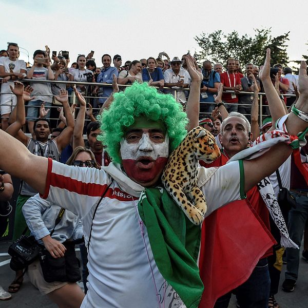 Iranska fans spenderade flera timmar utanför Portugals hotell.