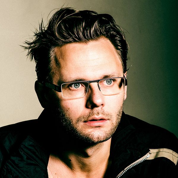 En kommande föreställning med komikern Anton Magnusson ställdes in efter hård kritik mot den tre år gamla låten ”Knulla barn”.