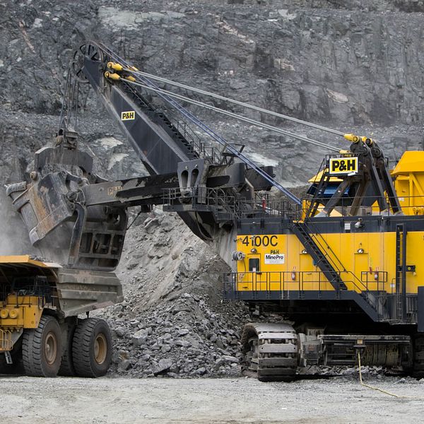 gruvmaskiner jobbar i dagbrott i gruva