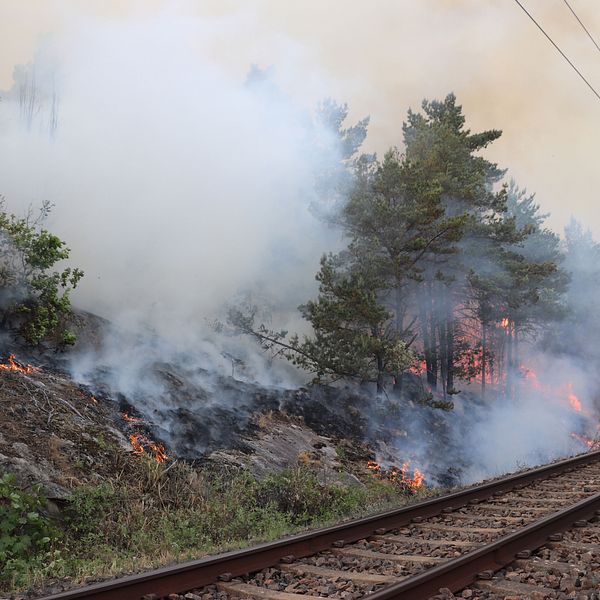 Släckningsarbete har pågått hela natten på olika platser i bland annat Småland, Värmland, Norrbotten.