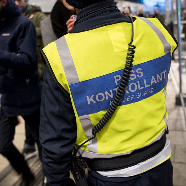 Polis och passkontrollanter på väg ombord för att kontrollera ett Öresundståg på station Hyllie utanför Malmö medan avstigande resenärer visar id-handlingarna.