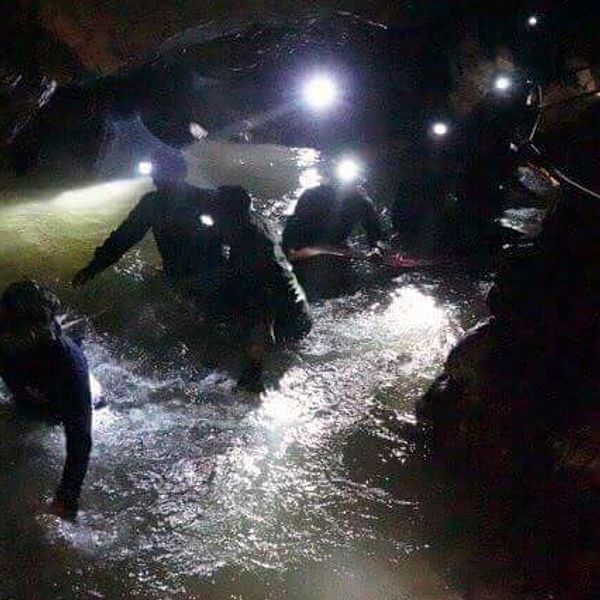 Ett räddningsteam på väg in i grottan där pojkarna och deras tränare nu har hittats.