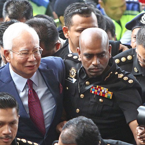 Tidigare premiärministern Najib Razak förs till domstolen i Malaysia.