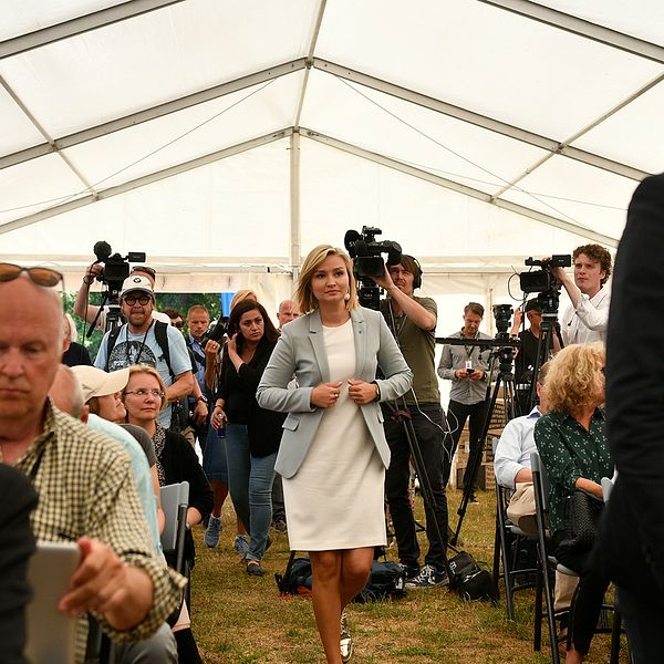 Kristdemokraternas Ebba Busch Thor tillsammans med journalister.