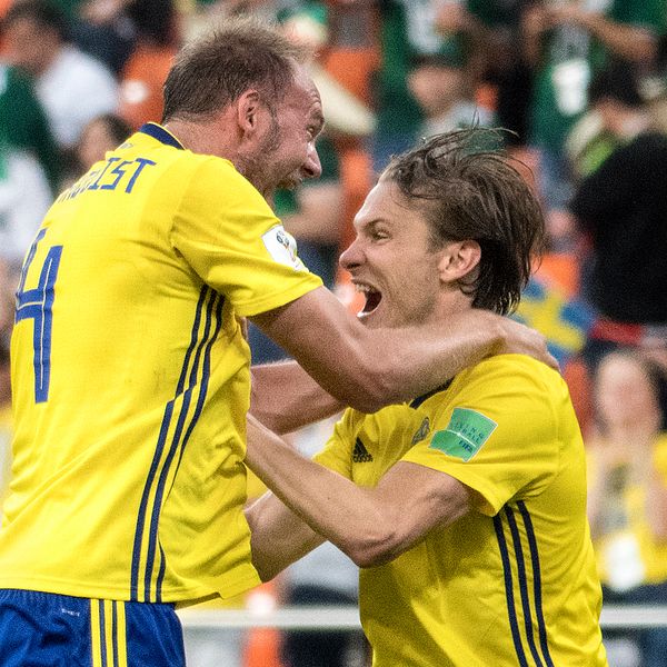 Sveriges lagkapten Andreas Granqvist (tv) och Albin Ekdal jublar.