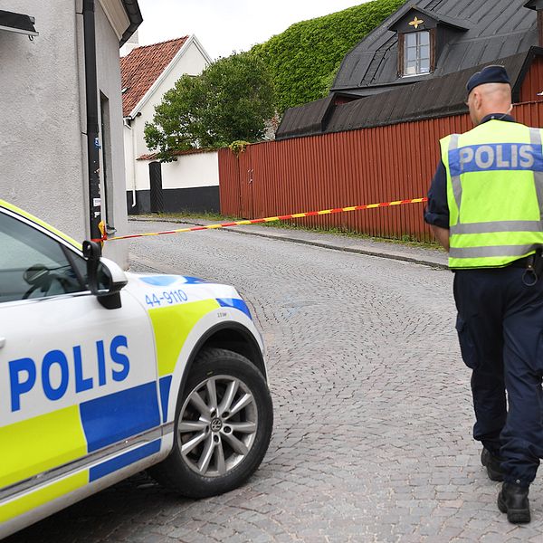 Polis vid en avspärrning i Visby på Gotland.