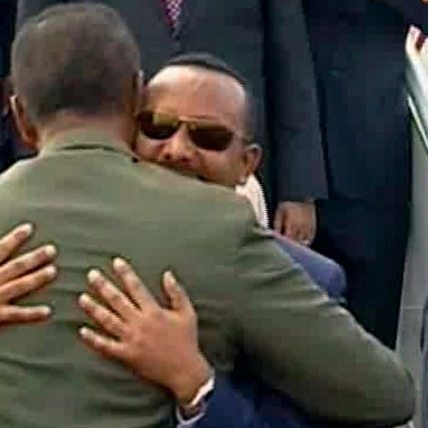 Den etiopiske premiärministern Abiy Ahmed omfamnar den eritreanske presidenten Isaias Afwerki i Eritreas huvudstad Asmara.