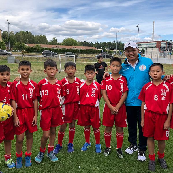 Ett lag med tioåriga pojkar från Taiwan på Södertäljes fotbollscup.