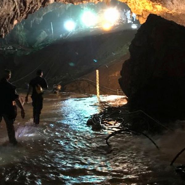 Bild från grottan i norra Thailand där pojklaget varit fast i över två veckor.