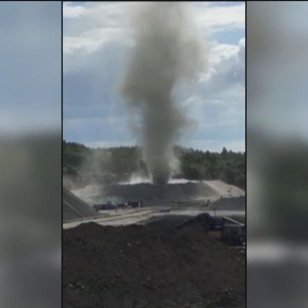 Oftast är de helt osynliga och går obemärkta förbi, stoftvirvlarna. Men om de uppstår i till exempel sand, eller i ett grustag, som i det här fallet kan de bjuda på ett mäktigt skådespel.