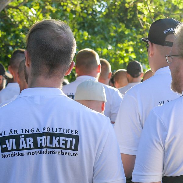 Medlemmar i Nordiska Motståndsrörelsen som stör Annie Lööfs tal under Almedalsveckan.