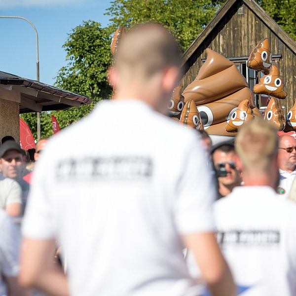 Nordiska motståndsrörelsen (NMR) möter protester vid Hamnplan i Visby under politikerveckan i Almedalen.