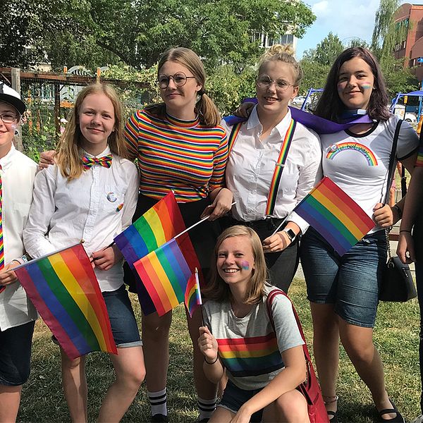 Klasskompisar Från estetiska skola i Arvika som ska gå prideparaden i Arvika.