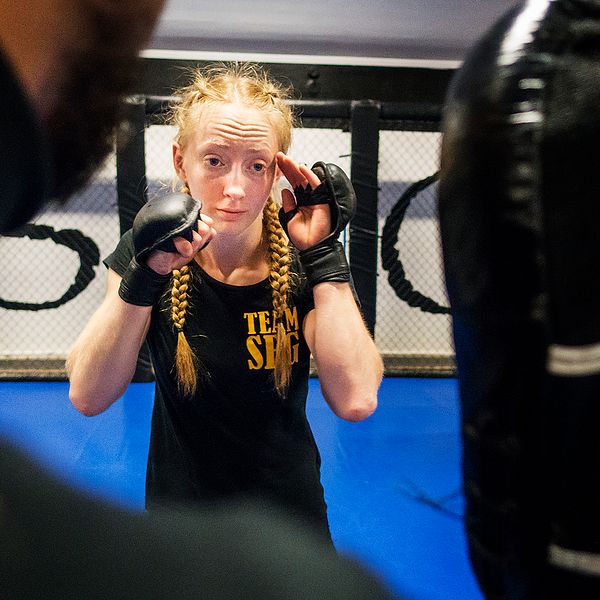 Nina Back, fighter från Gävle, under ett träningspass i MMA.