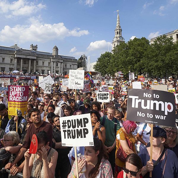 Tusentals demonstranter vid Trafalgar Square i London