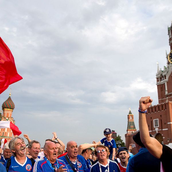 En stor grupp franska fotbollsfans i Moskva